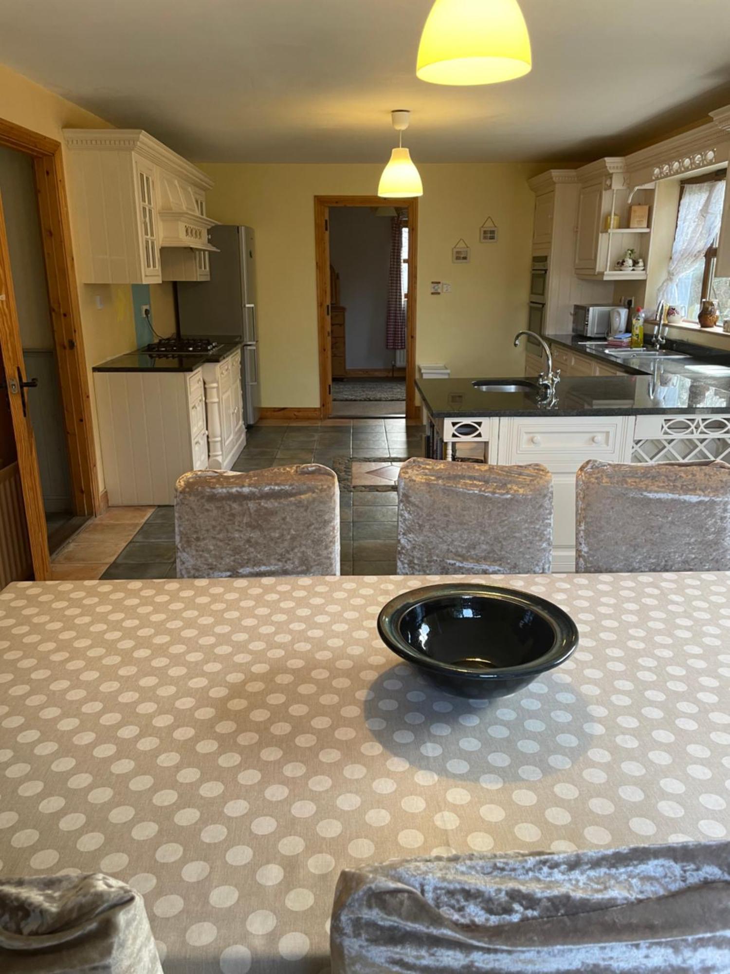 Letterfrack Farm Cottage In Village On A Farm Beside Connemara National Park Buitenkant foto